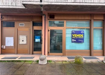 Facciata - Negozio via Alessandro Volta, 32, Ponte Lambro - foto 9
