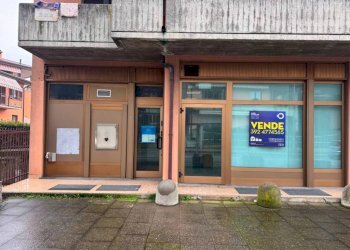 Facciata - Negozio via Alessandro Volta, 32, Ponte Lambro - foto 11