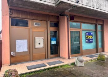 Facciata - Negozio via Alessandro Volta, 32, Ponte Lambro - foto 12