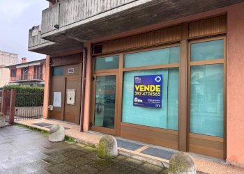 Facciata - Negozio via Alessandro Volta, 32, Ponte Lambro - foto 15