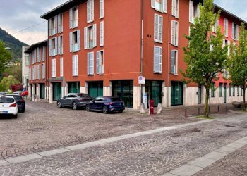 Facciata - Shop via Giuseppe Mazzini, 177, Albino - photo 2