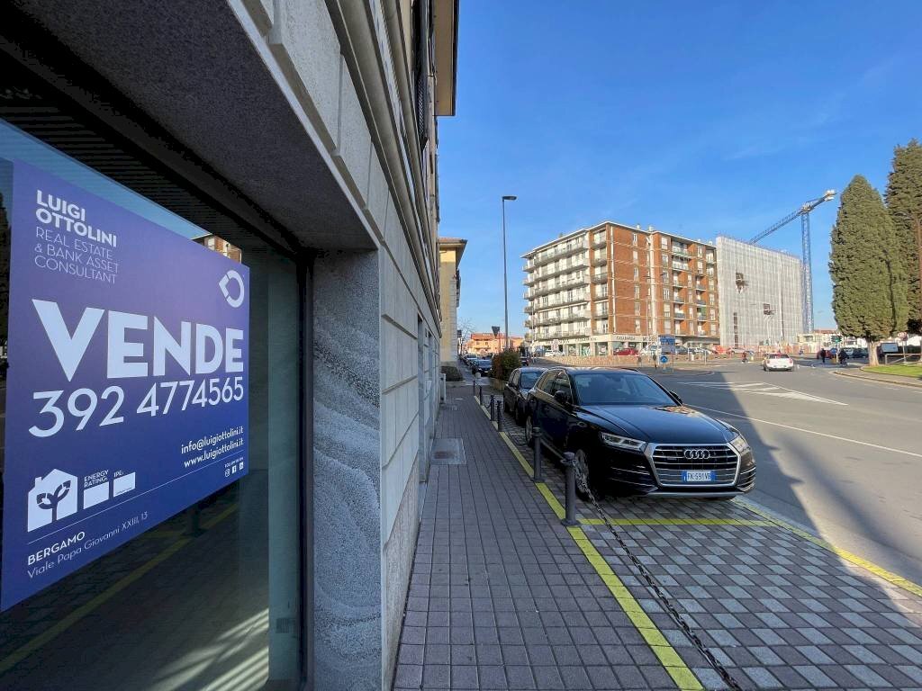 Vetrina - Shop via Gianbattista Moroni, 316, Bergamo - photo 1