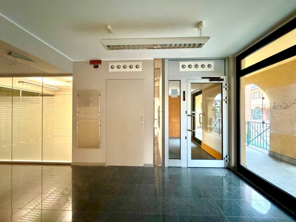 Interno palazzo - Negozio via Donadoni, 1, Pedrengo - foto 2