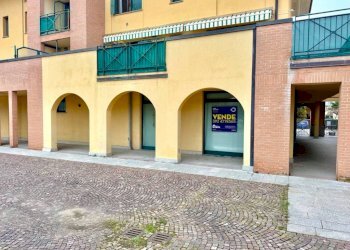 Facciata - Negozio via Donadoni, 1, Pedrengo - foto 24