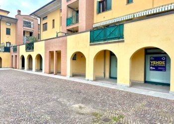 Facciata - Negozio via Donadoni, 1, Pedrengo - foto 25