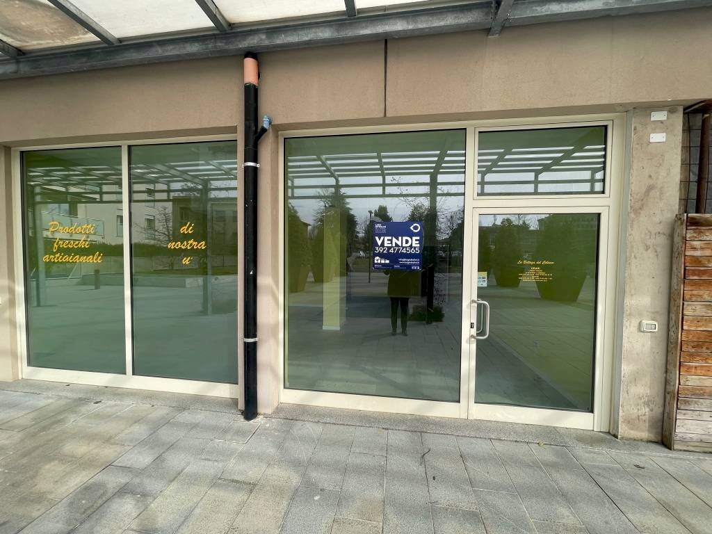 vetrine - Negozio via Vincenzo Bellini, 13, Bergamo (zona Longuelo) - foto 1