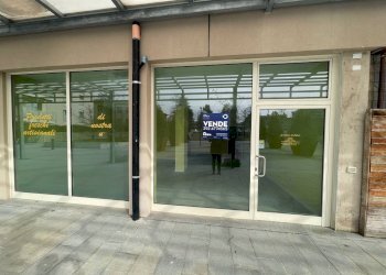 vetrine - Negozio via Vincenzo Bellini, 13, Bergamo (zona Longuelo) - foto 1