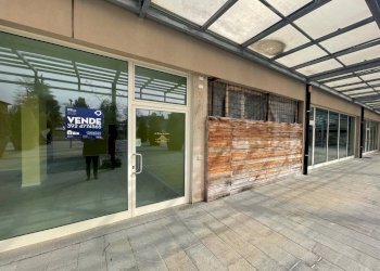 fronte - Negozio via Vincenzo Bellini, 13, Bergamo (zona Longuelo) - foto 2