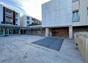 esterno - Negozio via Vincenzo Bellini, 13, Bergamo (zona Longuelo) - foto 5