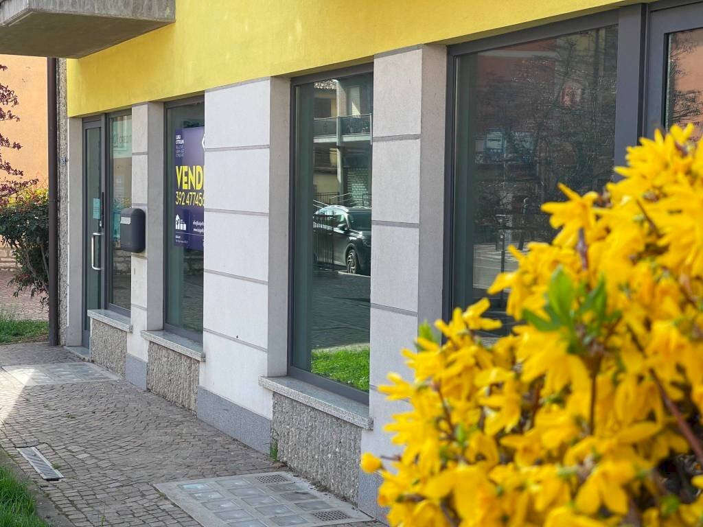 Facciata - Negozio via Campofiori, 26, Almè - foto 1