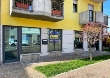 Facciata - Negozio via Campofiori, 26, Almè - foto 2
