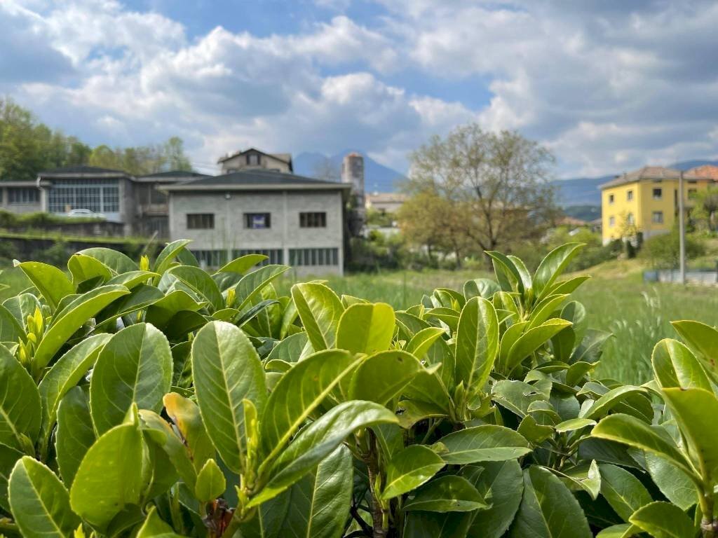 Facciata - Magazzino via Cepino, 7, Sant'Omobono Terme - foto 1