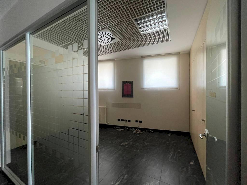 Stanza non arredata - Shop via Lissenzio, 12, Lonate Pozzolo - photo 3