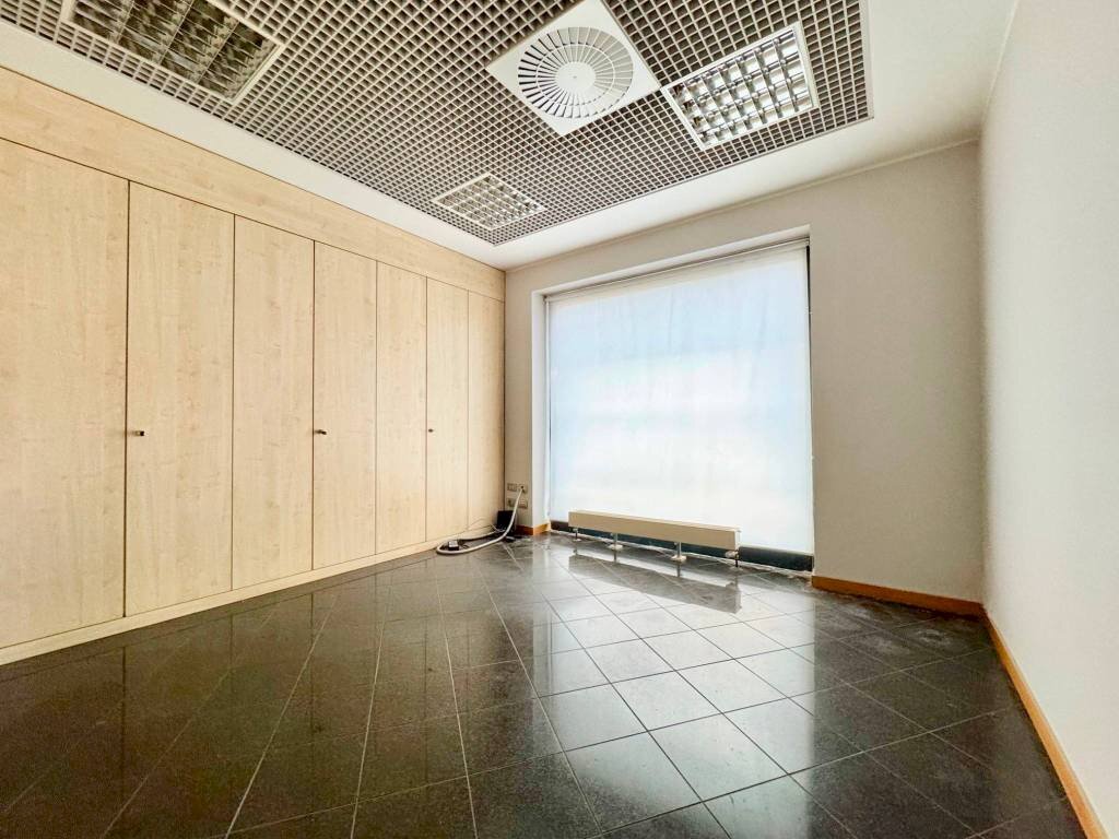 Interno non residenziale - Shop piazza Dottor Ludovico Necchi, Gazzada Schianno - photo 3
