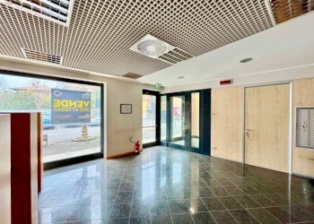 Interno non residenziale - Shop piazza Dottor Ludovico Necchi, Gazzada Schianno - photo 1