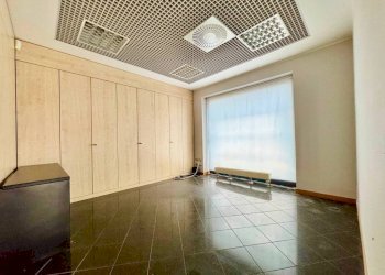 Interno non residenziale - Shop piazza Dottor Ludovico Necchi, Gazzada Schianno - photo 2
