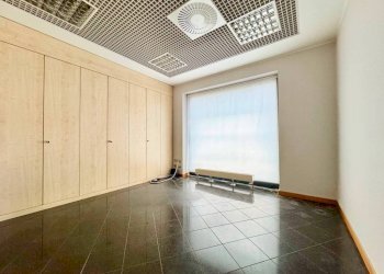 Interno non residenziale - Shop piazza Dottor Ludovico Necchi, Gazzada Schianno - photo 3