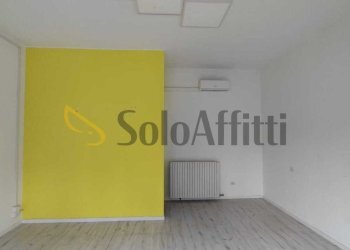 PHOTO-2026-01-09-15-25-04 2.jpg - Commercial Premises Piazzale Caduti Saronnesi 8, Saronno - photo 1
