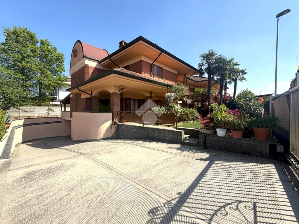 Portion of a house Via Lobrino, Cerano - photo 1