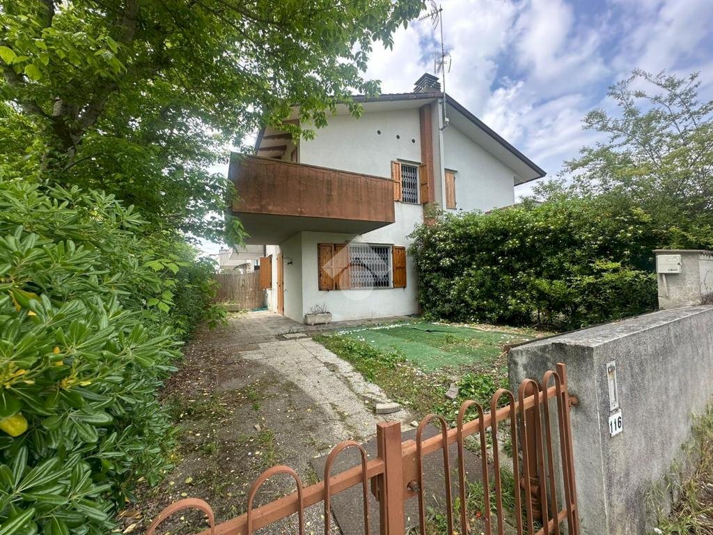 Three-room apartment Viale Pablo Picasso, Ravenna (neighborhood Lido Adriano) - photo 1