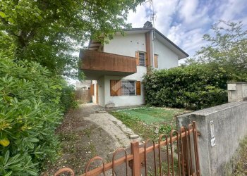 Three-room apartment Viale Pablo Picasso, Ravenna (neighborhood Lido Adriano) - photo 1