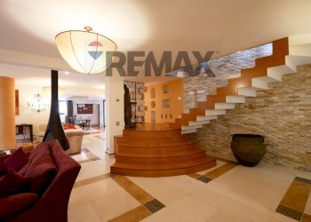 Scale - Semi-detached house Via Madonna di Loreto
 
12, Valenzano - photo 1