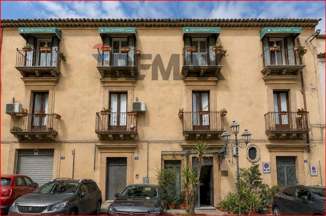 Edificio all\'aperto - Hotel Piazza S. Francesco D'Assisi
 
20, Caltagirone - photo 1