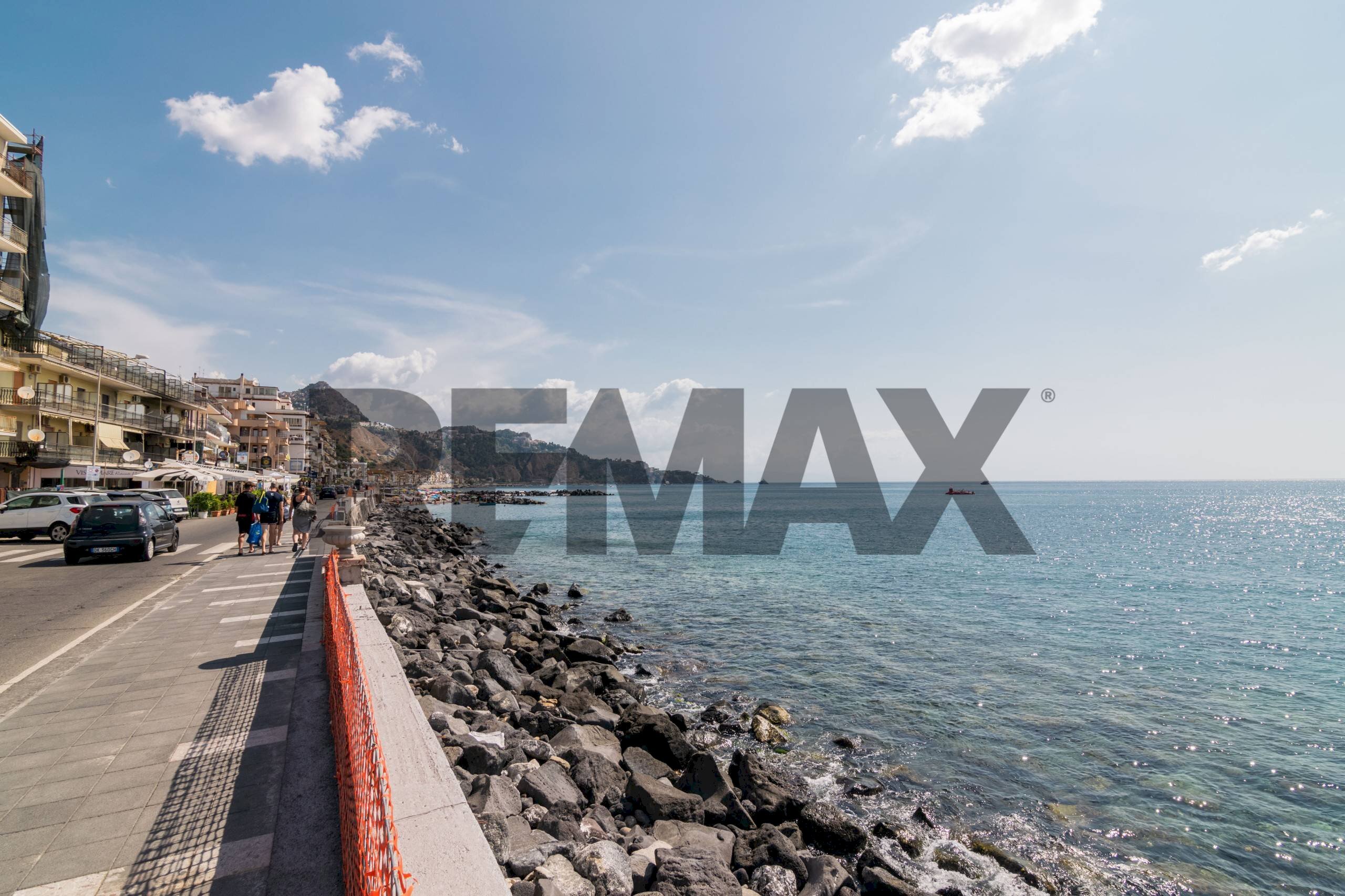 Vista dell\'acqua - Box Via San Pancrazio
 
2, Giardini-Naxos - foto 1