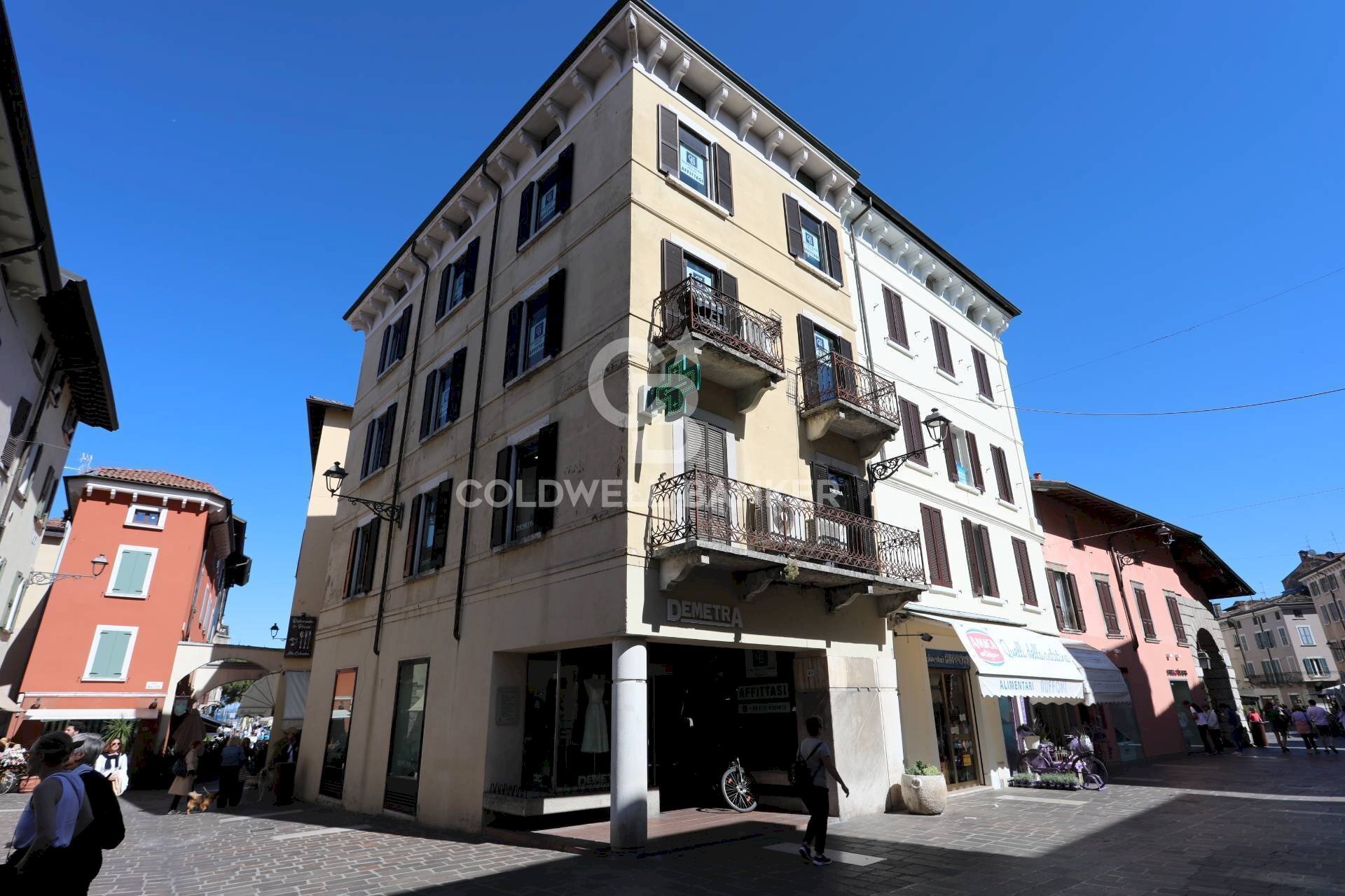 FACCIATA - Locale Commerciale piazza Malvezzi
 
23, Desenzano del Garda - foto 1
