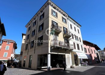 Foto 1 - Commercial Premises piazza Malvezzi
23, Desenzano del Garda - photo 1