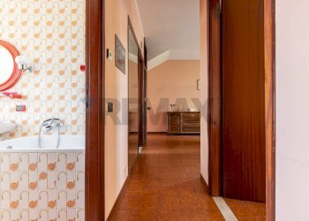 Hall / corridoio - Casa semi indipendente Via delle Gardenie
 
11, Castelletto Sopra Ticino - foto 15