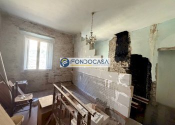 Camera matrimoniale e bagno - Rustico via Grotticelle, Seravezza - foto 6