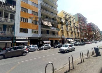 Edificio all\'aperto - Locale Commerciale Napoli - foto 2