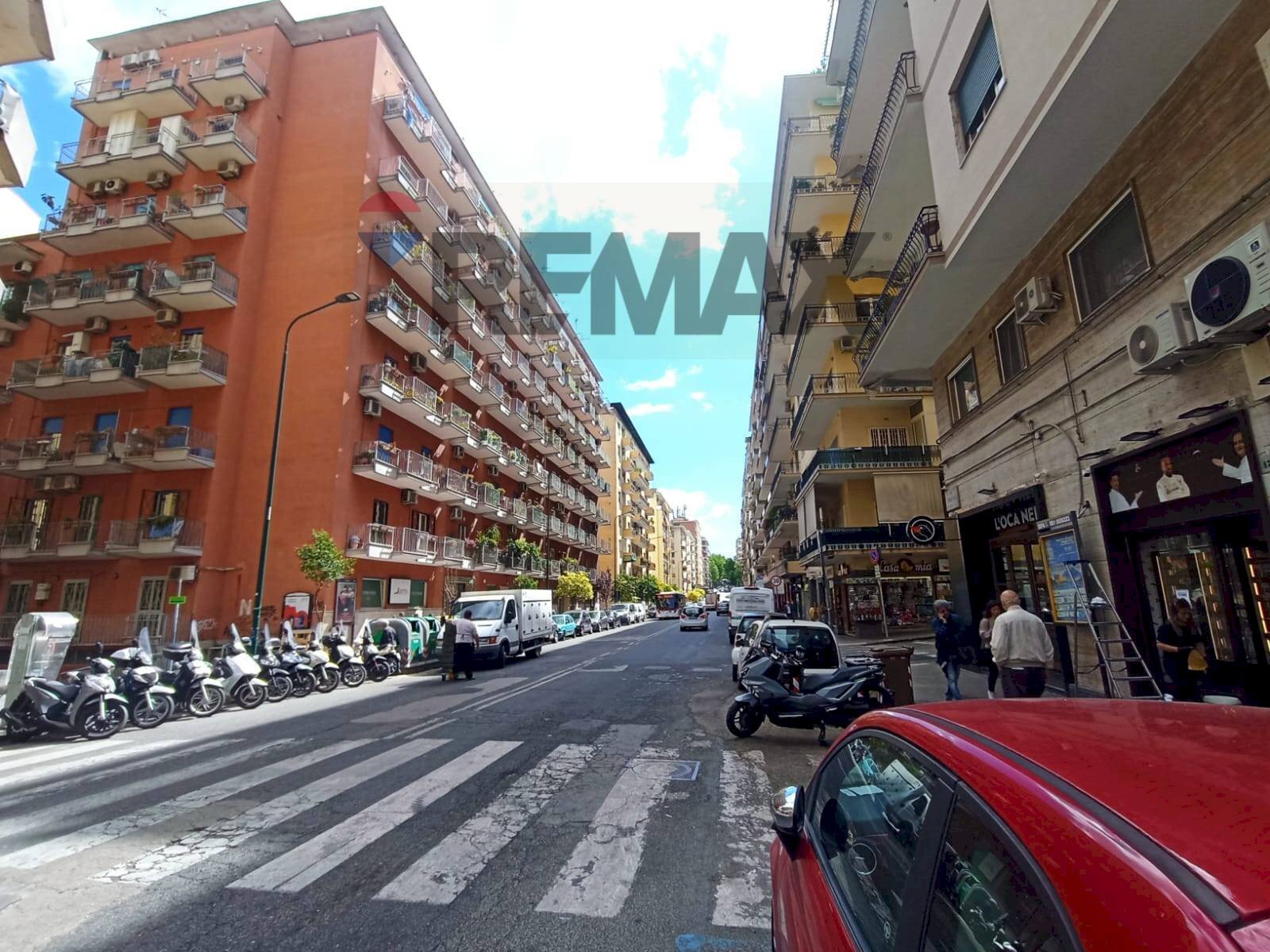 Edificio all\'aperto - Locale Commerciale Napoli - foto 1
