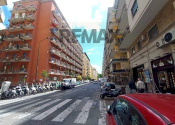 Edificio all\'aperto - Locale Commerciale Napoli - foto 1