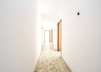 Corridoio - Casa indipendente via Carlo De Cristoforis, Casarano - foto 9