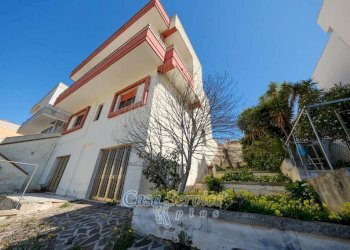 Facciata - Casa indipendente via Savona, Matino - foto 7