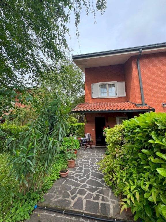 Giardino - Villa via Fratelli Cervi, Travacò Siccomario - photo 1