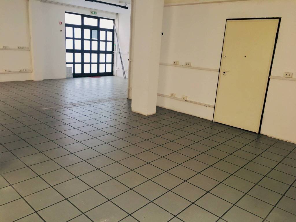 Interno non residenziale - Negozio via Giuseppe Capaldi, 35, Bari - foto 1