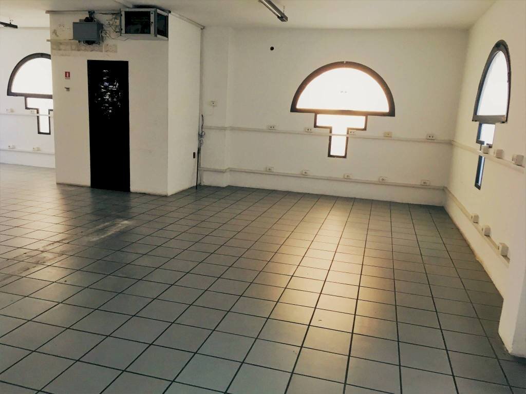 Interno non residenziale - Negozio via Giuseppe Capaldi, 35, Bari - foto 2