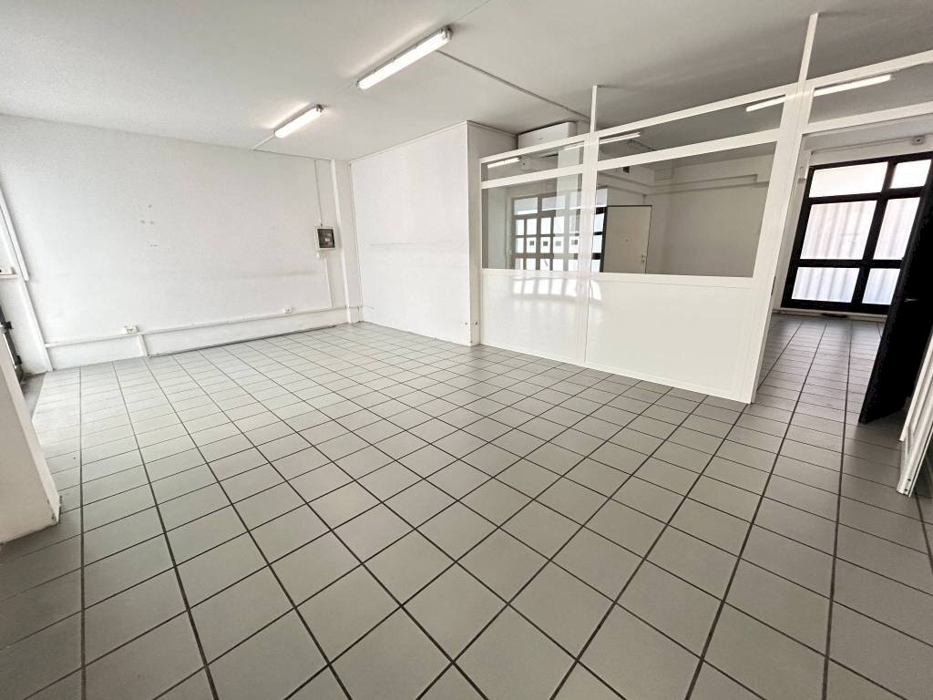 Interno non residenziale - Negozio via Giuseppe Capaldi, 35, Bari - foto 1