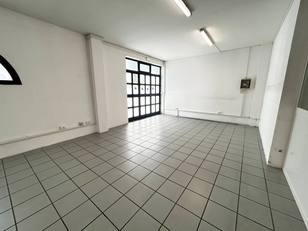 Interno non residenziale - Negozio via Giuseppe Capaldi, 35, Bari - foto 2