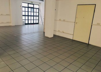 Interno non residenziale - Negozio via Giuseppe Capaldi, 35, Bari - foto 1