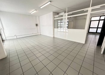 Interno non residenziale - Negozio via Giuseppe Capaldi, 35, Bari - foto 1