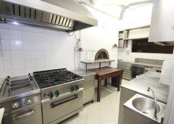 affittasi fondo con canna fumaria lucca centro.JPG - Commercial Premises Lucca - photo 7