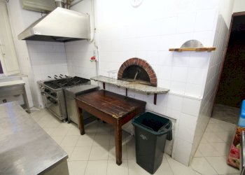 affittasi fondo con canna fumaria lucca centro.JPG - Commercial Premises Lucca - photo 9
