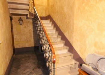 affittasi fondo con canna fumaria lucca centro.JPG - Commercial Premises Lucca - photo 10