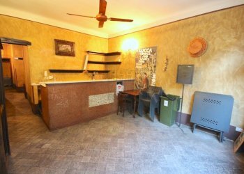 affittasi fondo con canna fumaria lucca centro.JPG - Commercial Premises Lucca - photo 11