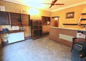 affittasi fondo con canna fumaria lucca centro.JPG - Commercial Premises Lucca - photo 12