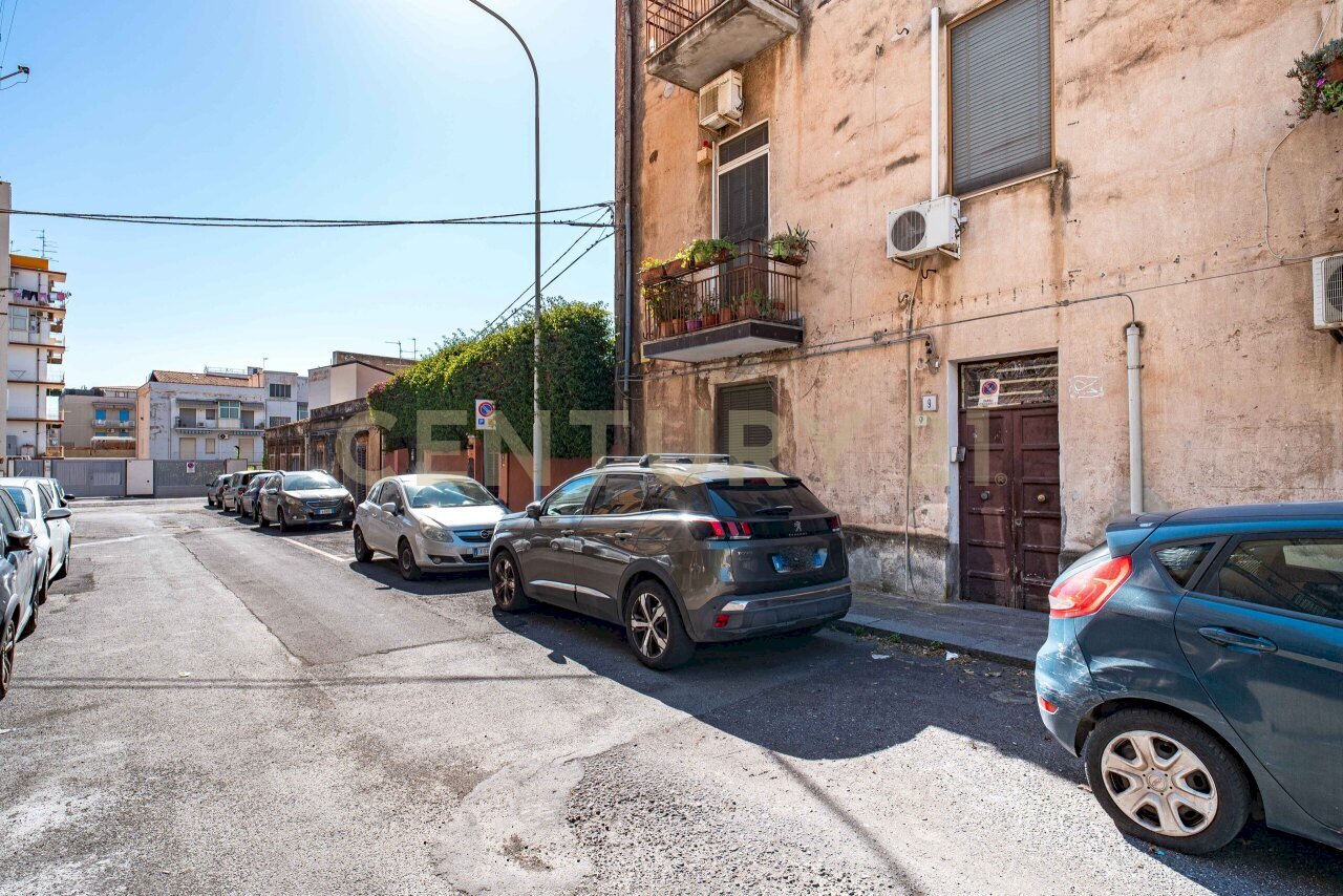 2 prospetto strada (1).jpg - Four-room apartment Via Trecastagni 9, Catania - photo 2